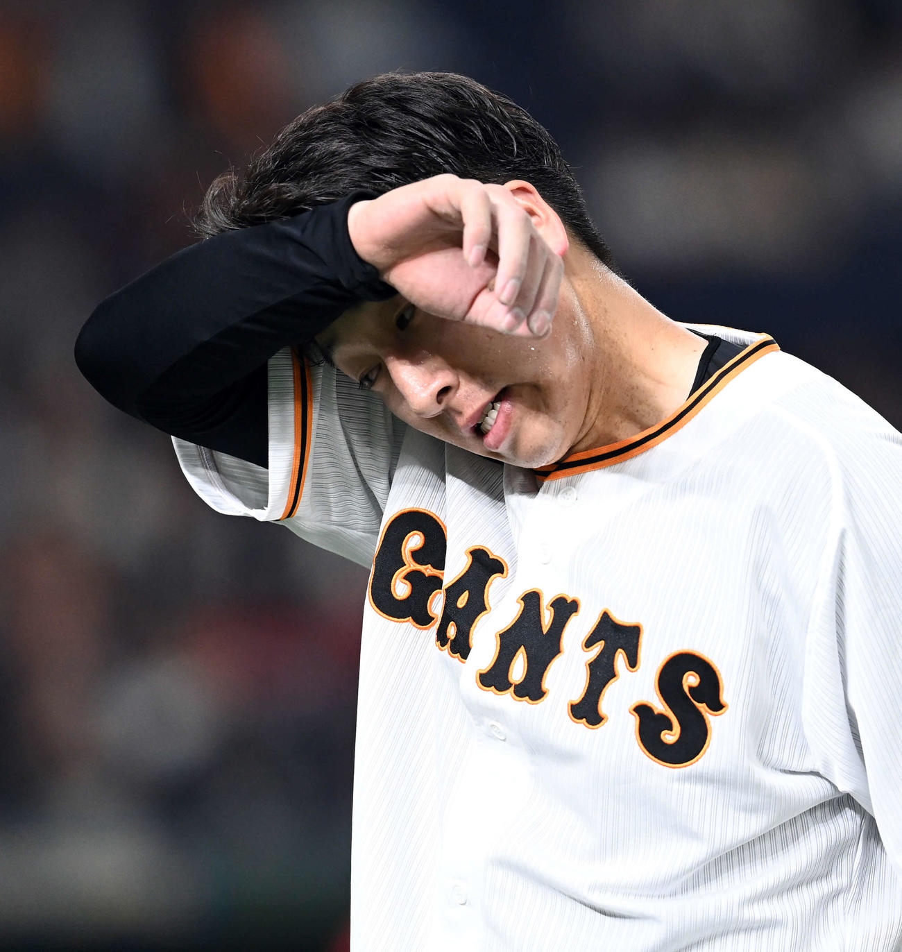 巨人対広島　9回表広島に同点とされ肩を落とす巨人大勢（撮影・たえ見朱実）