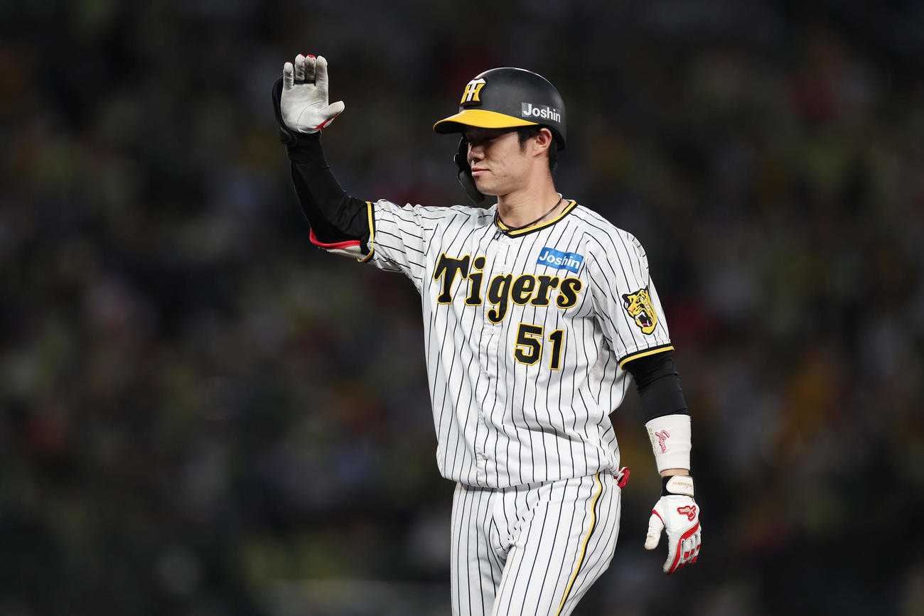 阪神対DeNA 2回裏阪神2死二塁、中前適時打を放ちポーズを決める中野（撮影・前田充）