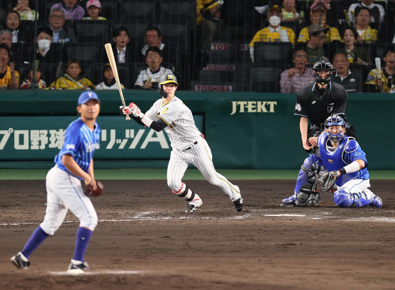 阪神対DeNA 2回裏阪神2死二塁、中野は中前適時打を放つ。投手今永（撮影・上山淳一）