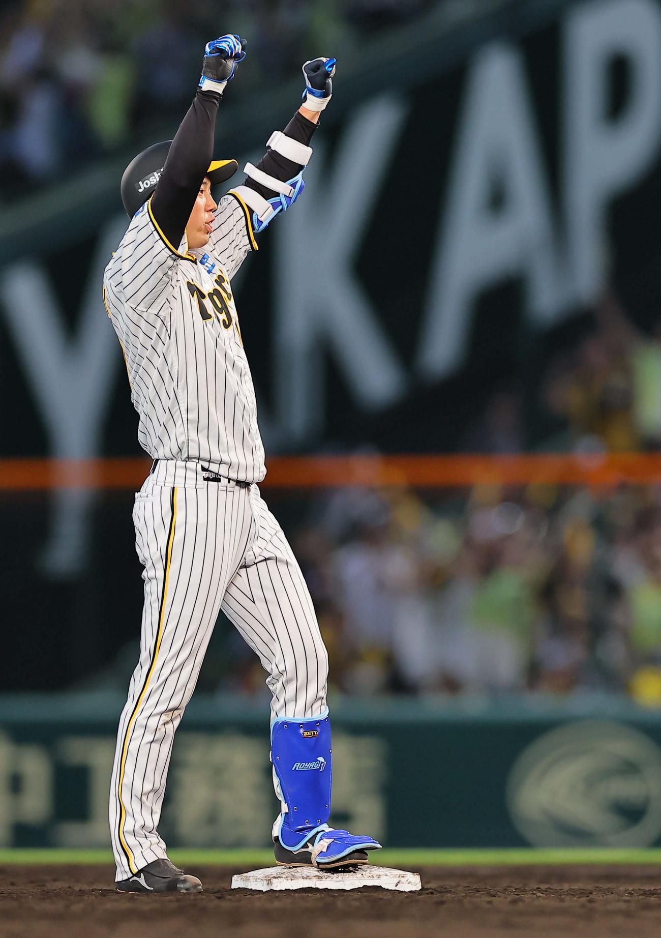 阪神対DeNA 2回裏阪神2死一、二塁、逆転2点適時二塁打を放った青柳はガッツポーズ（撮影・上田博志）