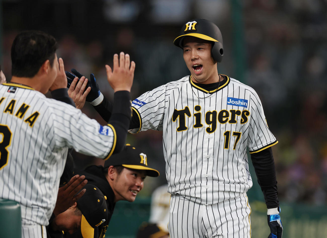 阪神対DeNA 2回裏阪神2死二塁、近本の適時二塁打で生還しチームメートに迎えられる青柳（撮影・前田充）