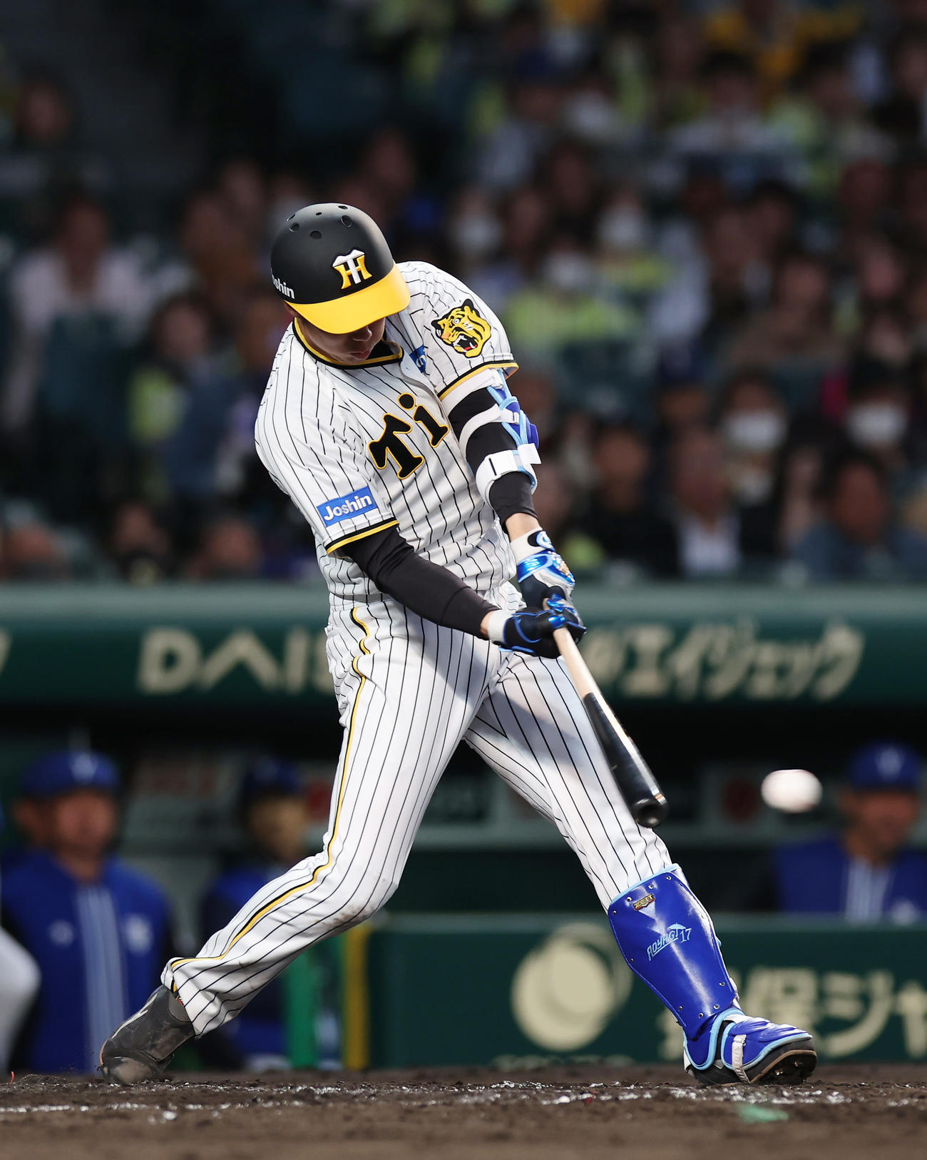 阪神対DeNA 2回裏阪神2死一、二塁、左翼線に逆転2点適時二塁打を放つ青柳（撮影・前田充）