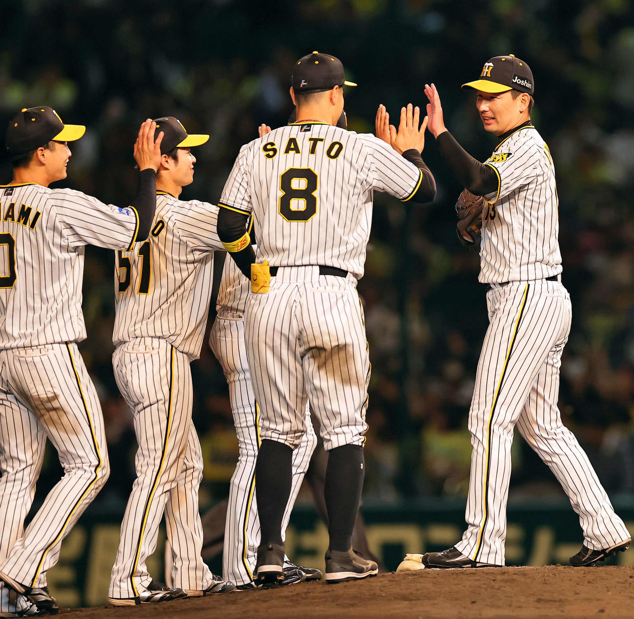 岩崎（右）はDeNAに勝利しナインと笑顔でハイタッチをする（撮影・上田博志）