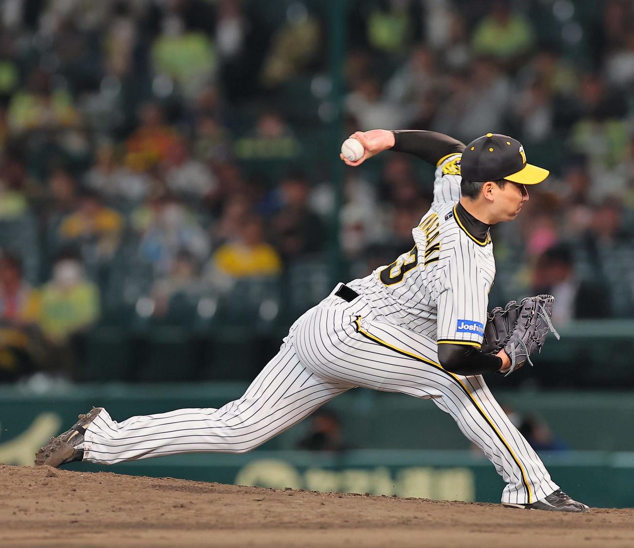 阪神3番手で登板する岩崎（撮影・上田博志）