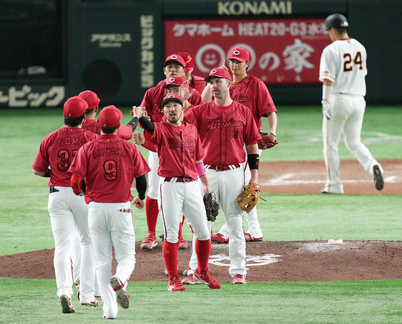 巨人対広島　巨人に勝利しタッチを交わす広島ナイン（撮影・横山健太）
