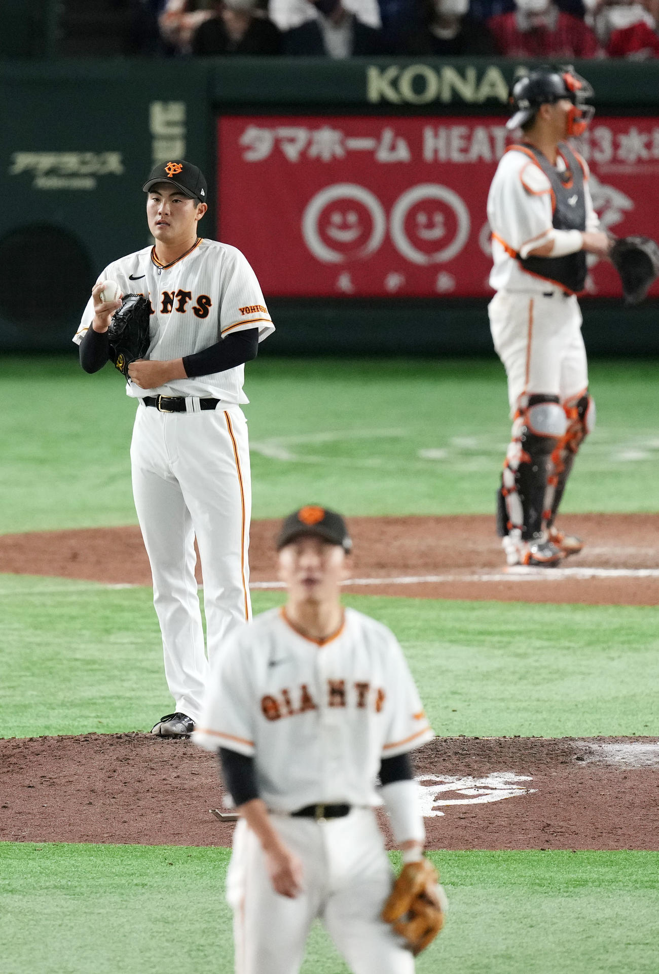 巨人対広島　10回表広島1死一、三塁、坂倉に右前適時打を浴び肩を落とす菊地（左）（撮影・横山健太）
