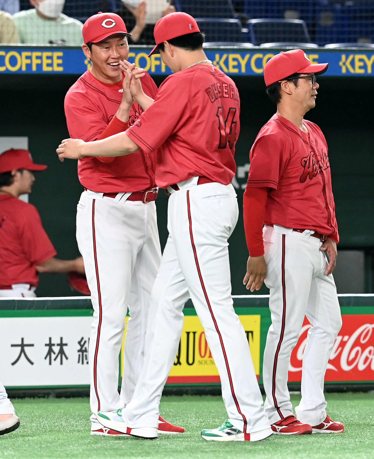 巨人対広島　巨人に勝利し大瀬良とハイタッチをする広島新井監督（撮影・たえ見朱実）