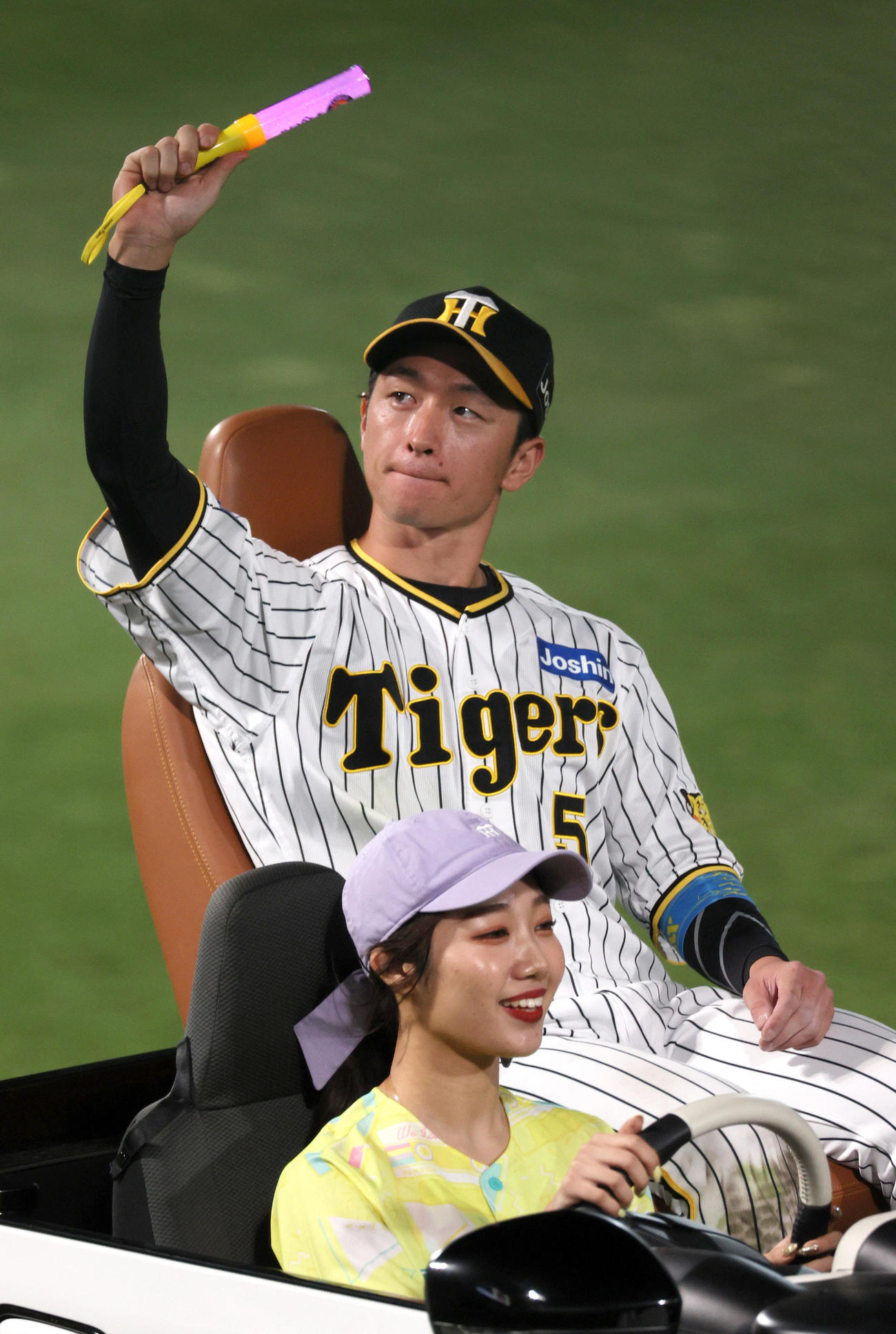 ファンの歓声に手を振って応えるヒーローの近本（撮影・上山淳一）