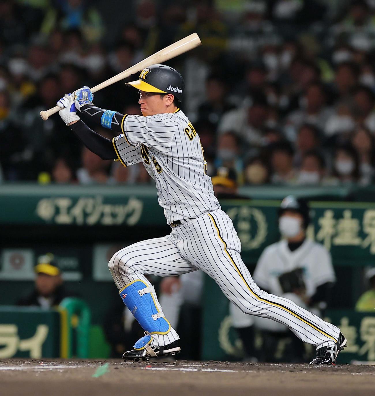 4回裏阪神2死、近本は中越え三塁打を放つ（撮影・上田博志）