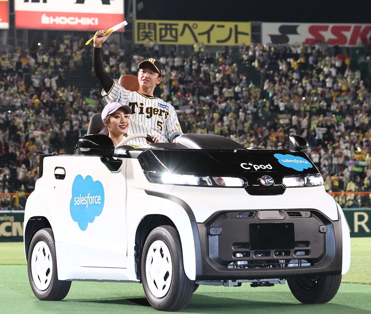 阪神対DeNA　リリーフカーに乗って場内を1周する近本（撮影・上田博志）