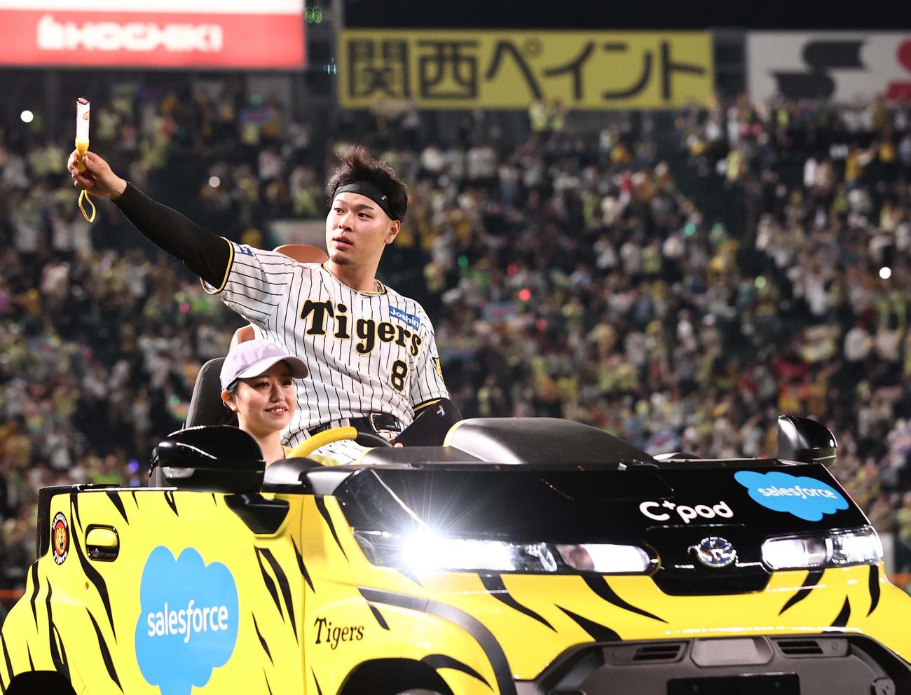 阪神対DeNA　リリーフカーに乗って場内を1周する佐藤輝（撮影・上田博志）