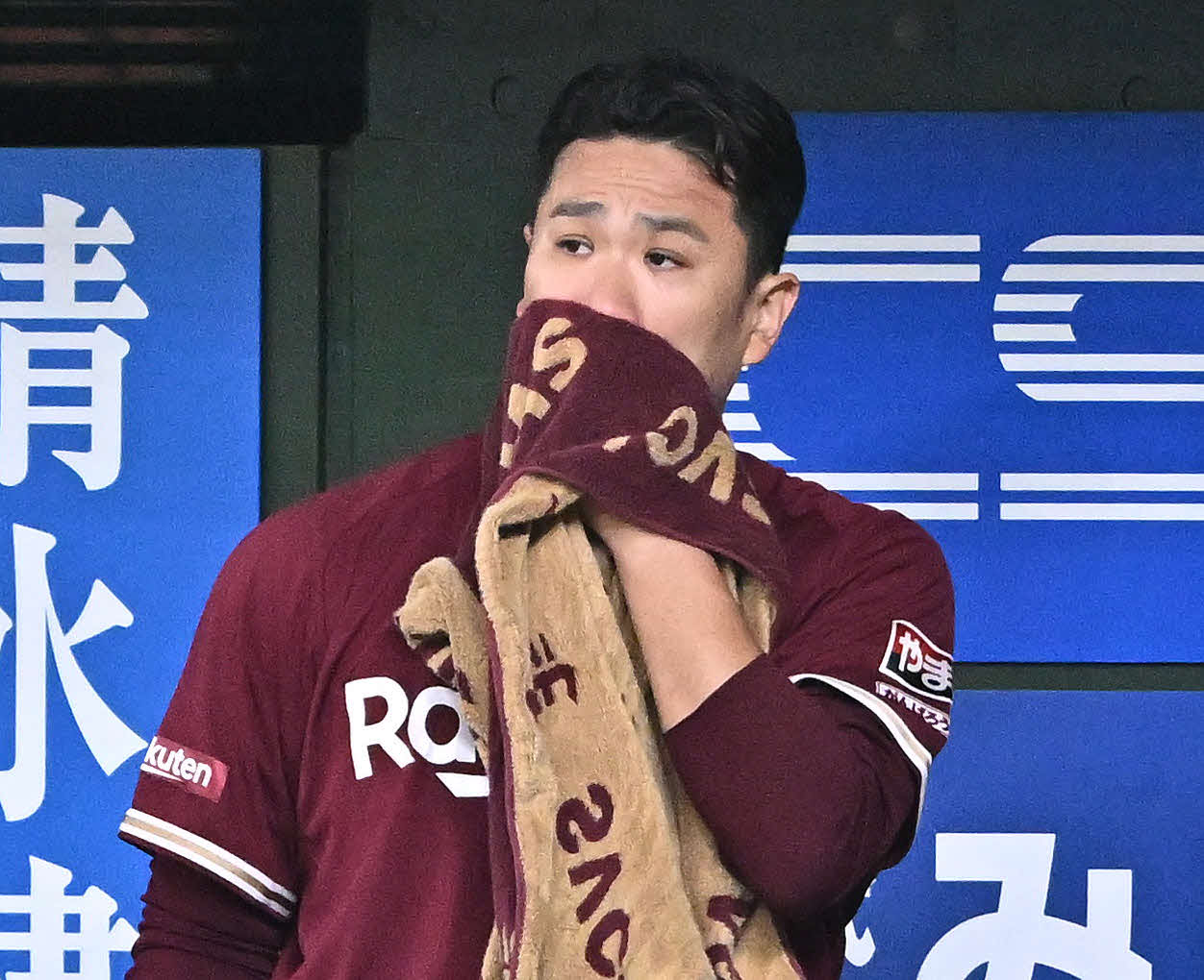 西武対楽天　4回裏を投げ終えた楽天田中将はベンチへ戻り汗をぬぐう（撮影・滝沢徹郎）