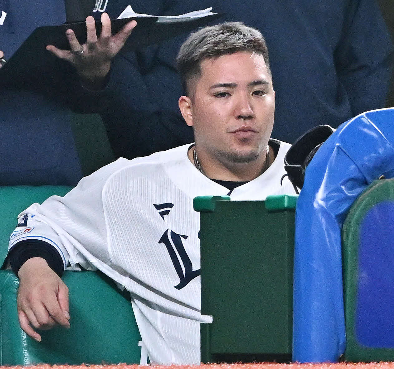 西武対ロッテ　9回裏西武無死、中飛に倒れた山川はベンチに戻り浮かない表情を見せる（2023年5月11日撮影）
