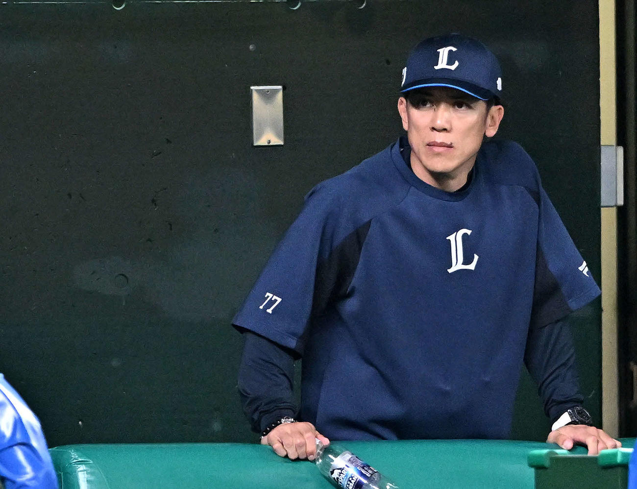 西武対楽天　引き分けに終わりグラウンドを見つめる西武松井監督（撮影・滝沢徹郎）