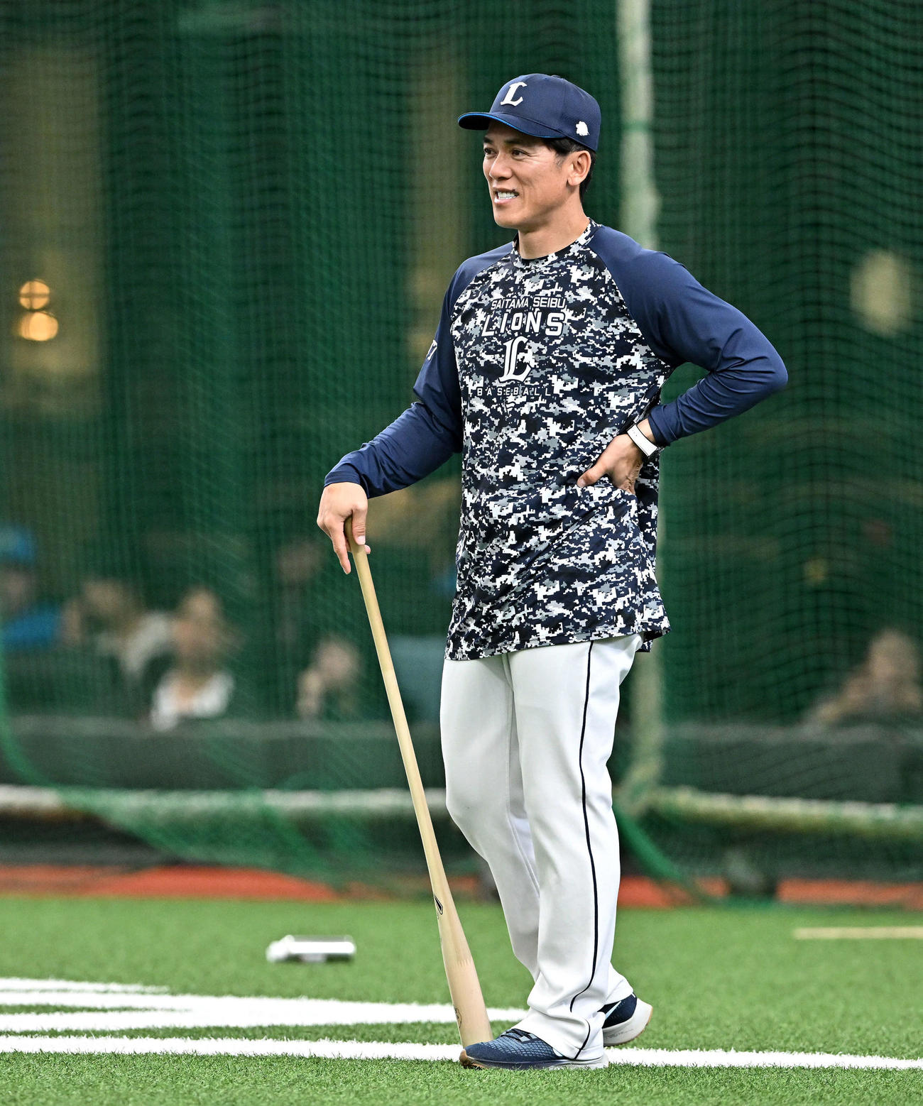 西武対楽天　試合前練習を見守る西武松井監督（撮影・滝沢徹郎）