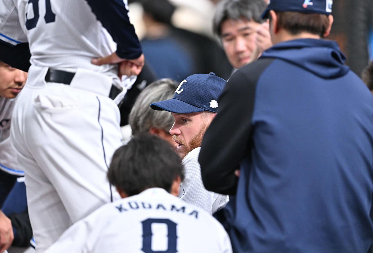 西武対楽天　試合前の円陣でチームメートに話す西武マキノン（中央）（撮影・滝沢徹郎）