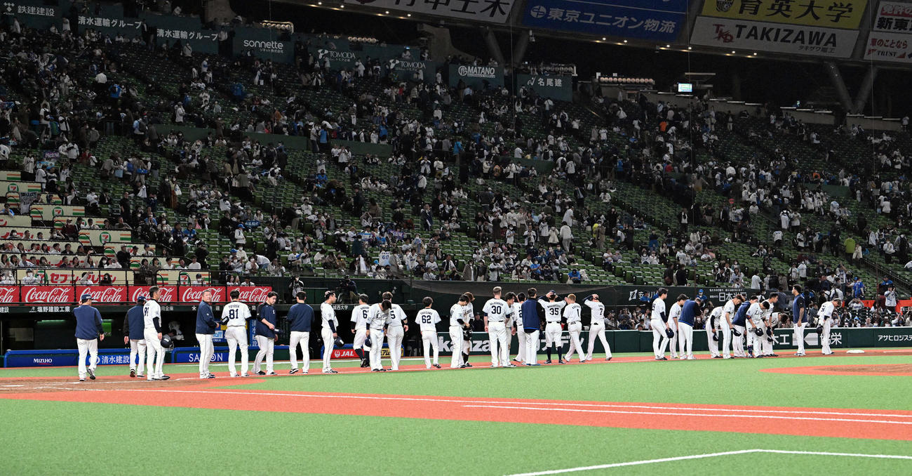 西武対楽天　引き分けに終わりファンにあいさつする西武の選手たち（撮影・滝沢徹郎）