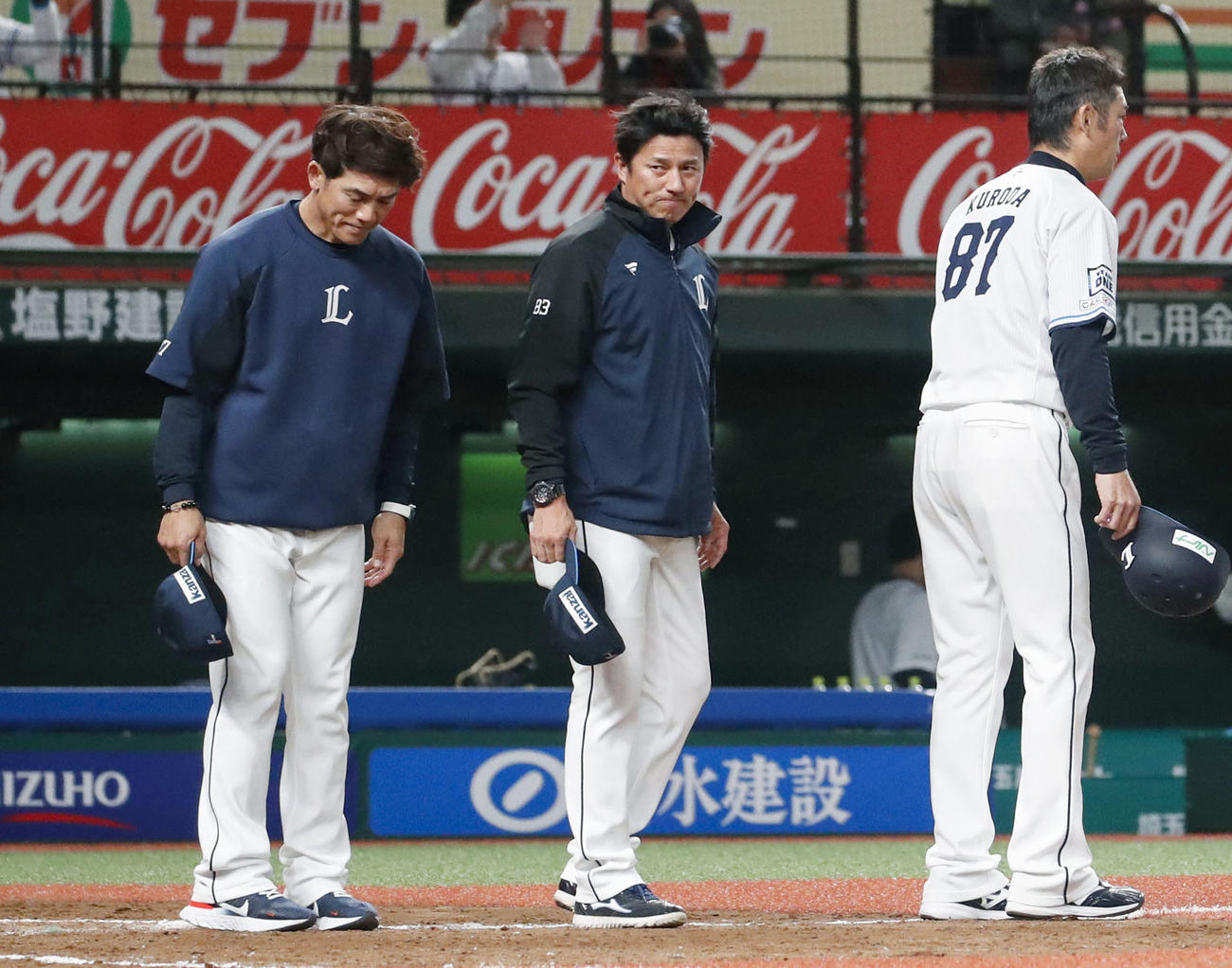 西武対楽天　楽天と引き分け、ファンに一礼する西武・松井監督（左）ら（共同）