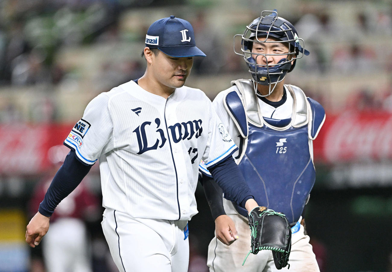 西武対楽天　4回表を投げ終えた西武先発の松本（左）は捕手古市と引き揚げる（撮影・滝沢徹郎）