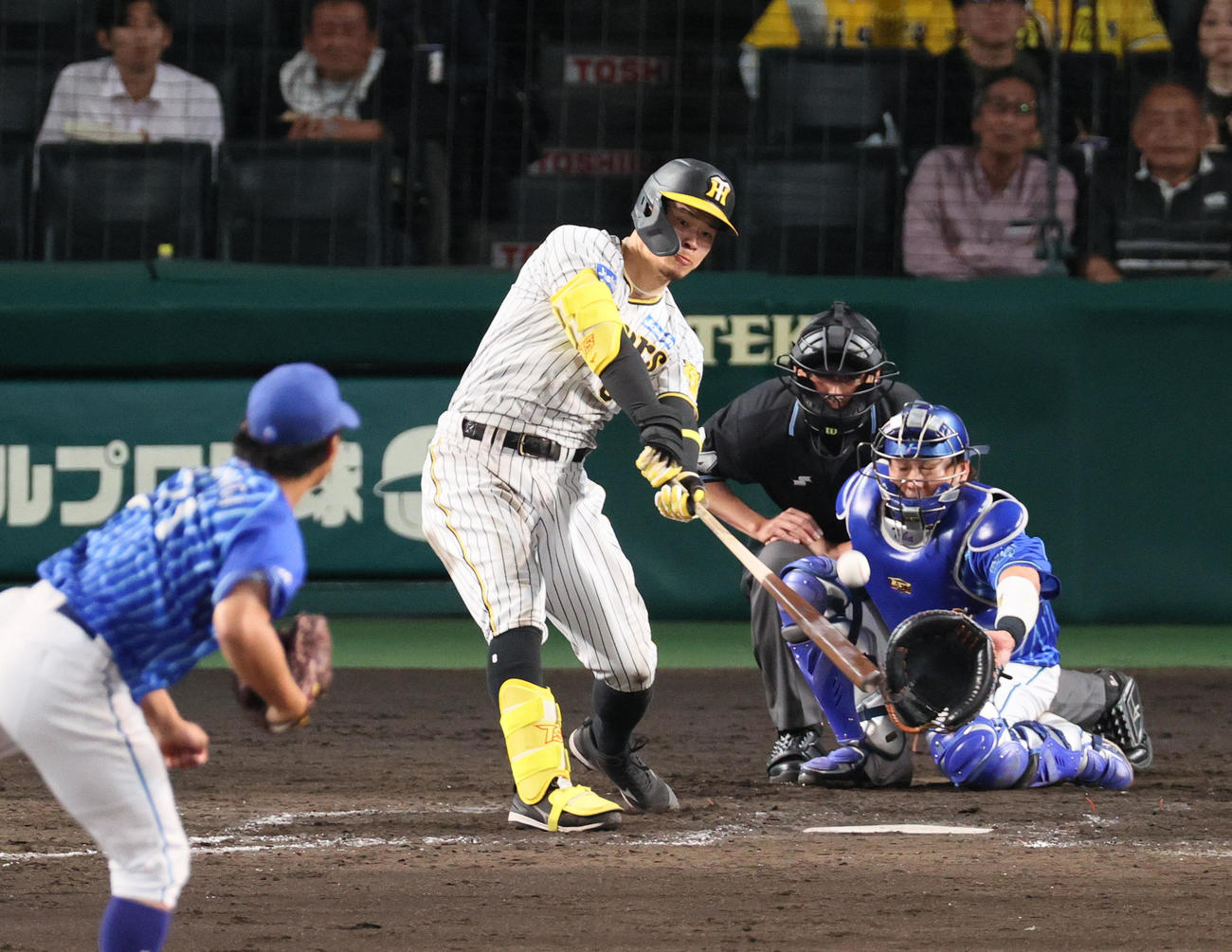 阪神対DeNA 3回裏阪神1死、佐藤輝は中越え本塁打を放つ（撮影・上山淳一）