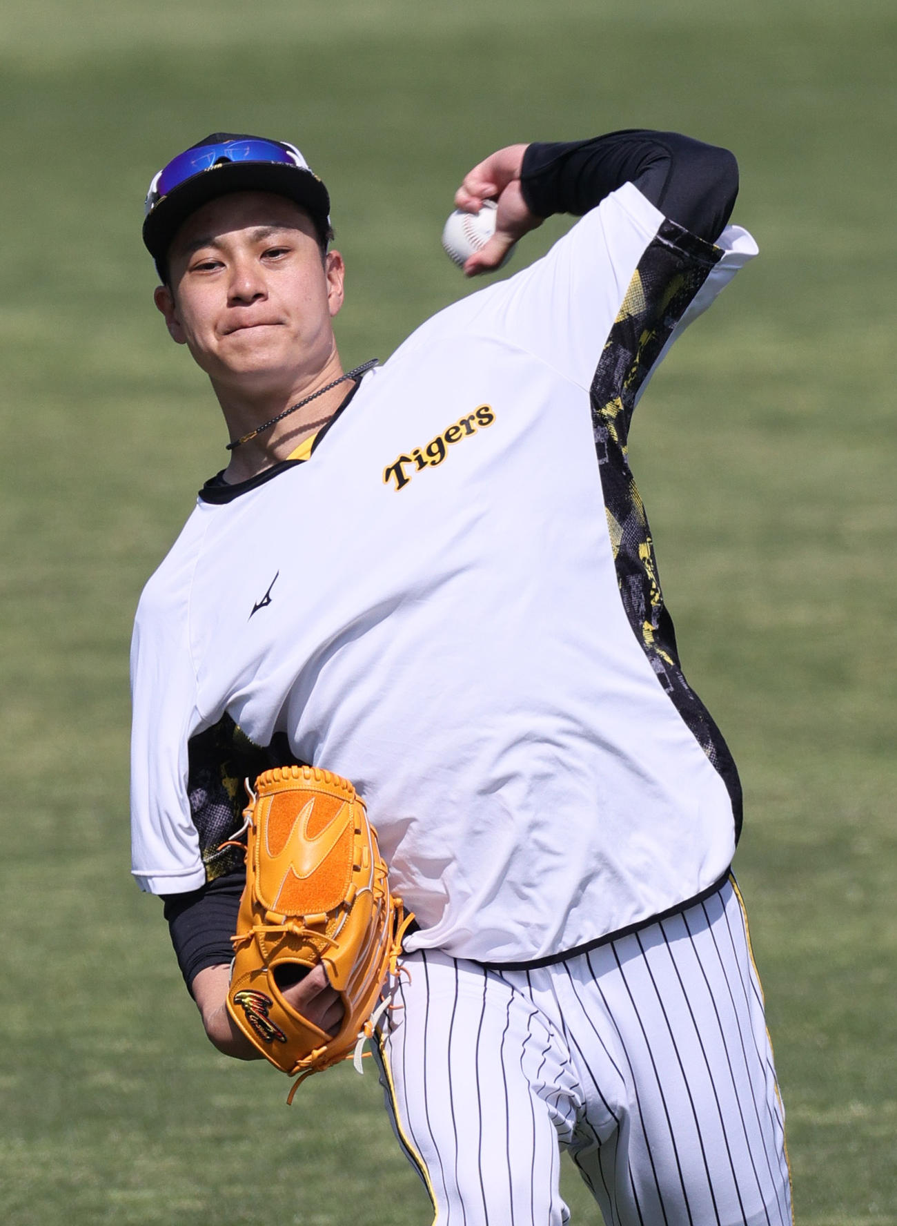 キャッチボールで汗を流す阪神大竹（撮影・上山淳一）