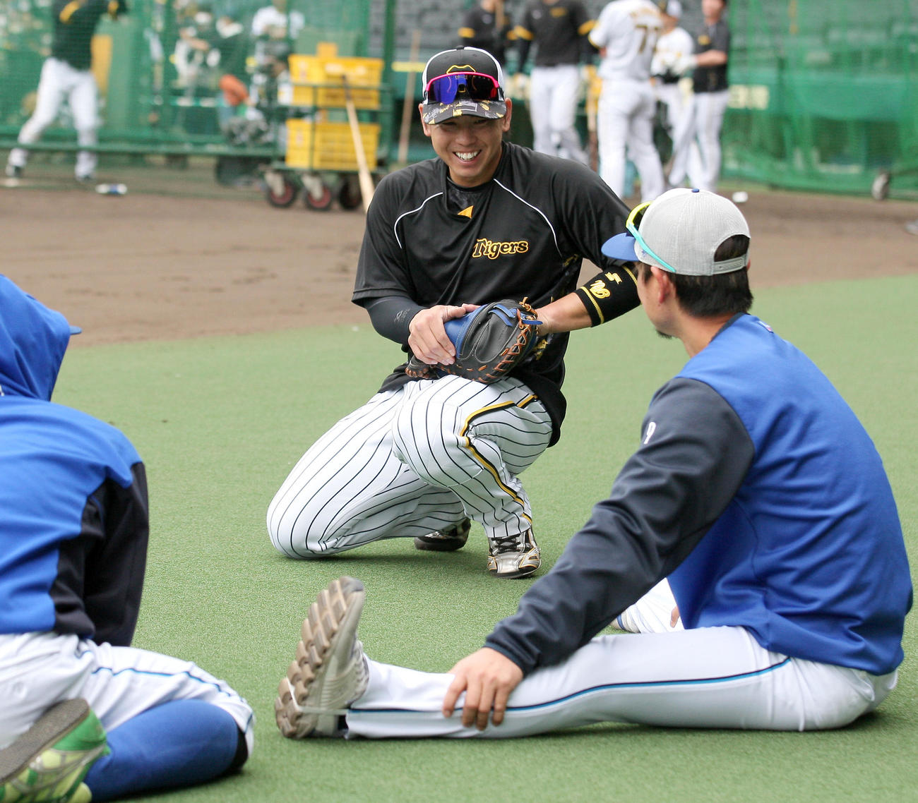 阪神対DeNA　試合前、阪神梅野（中央）はDeNAの選手らと話す（撮影・上山淳一）