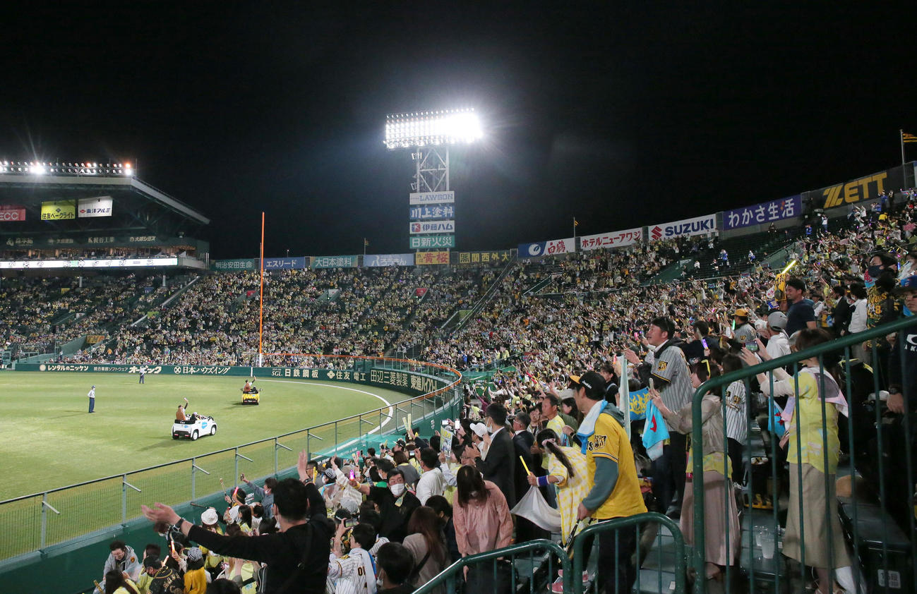 阪神対DeNA DeNAに勝ち大歓声を送る阪神ファン（2023年5月12日）