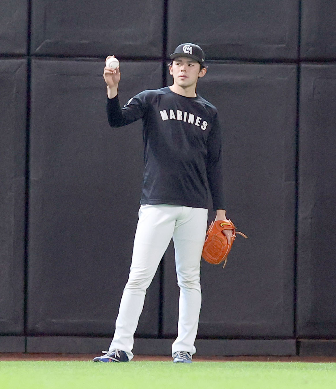 日本ハム対ロッテ　試合前、ボールを見つめるロッテ佐々木朗（撮影・佐藤翔太）