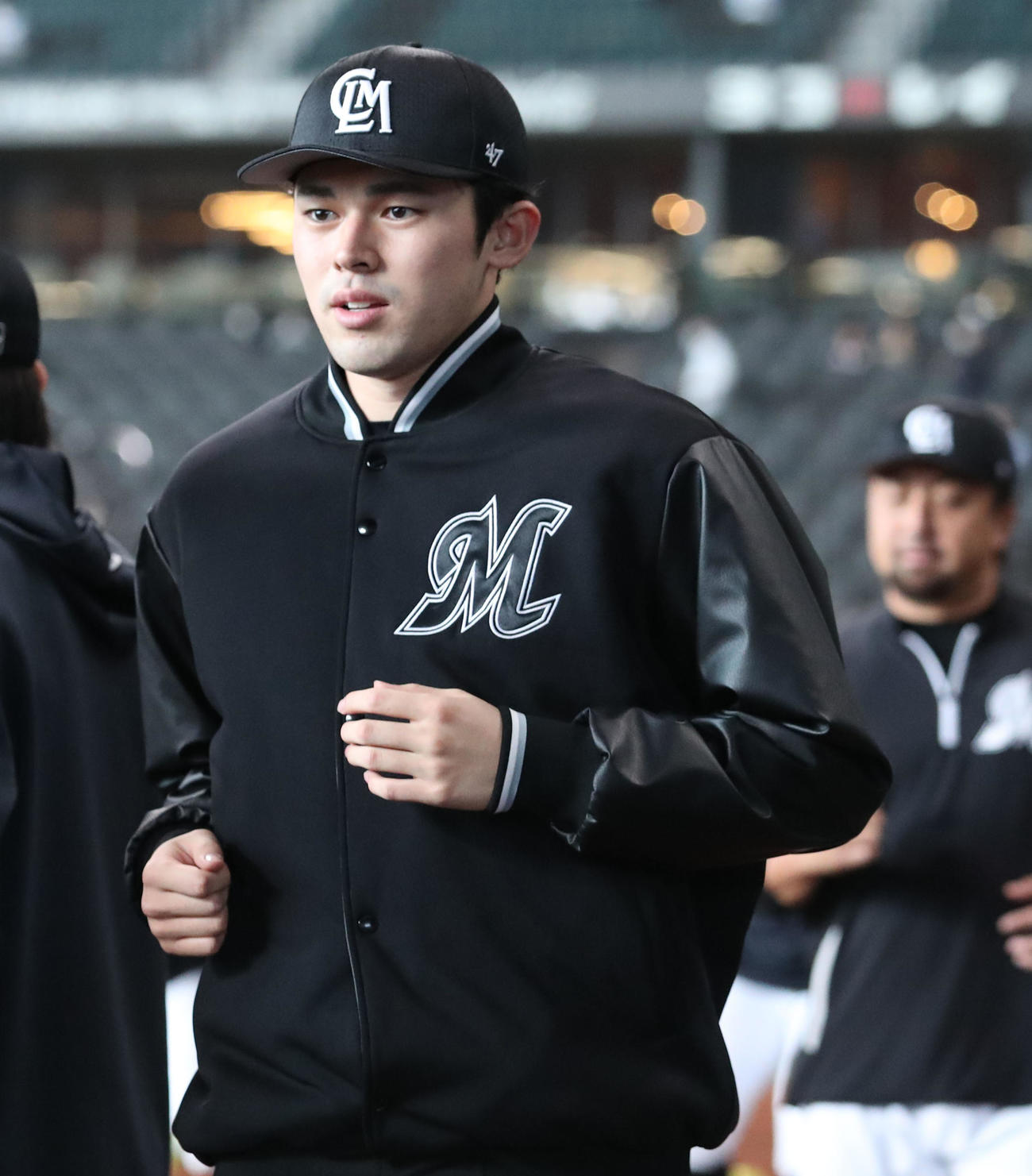 日本ハム対ロッテ　試合前、ウオーミングアップをするロッテ佐々木朗（撮影・佐藤翔太）