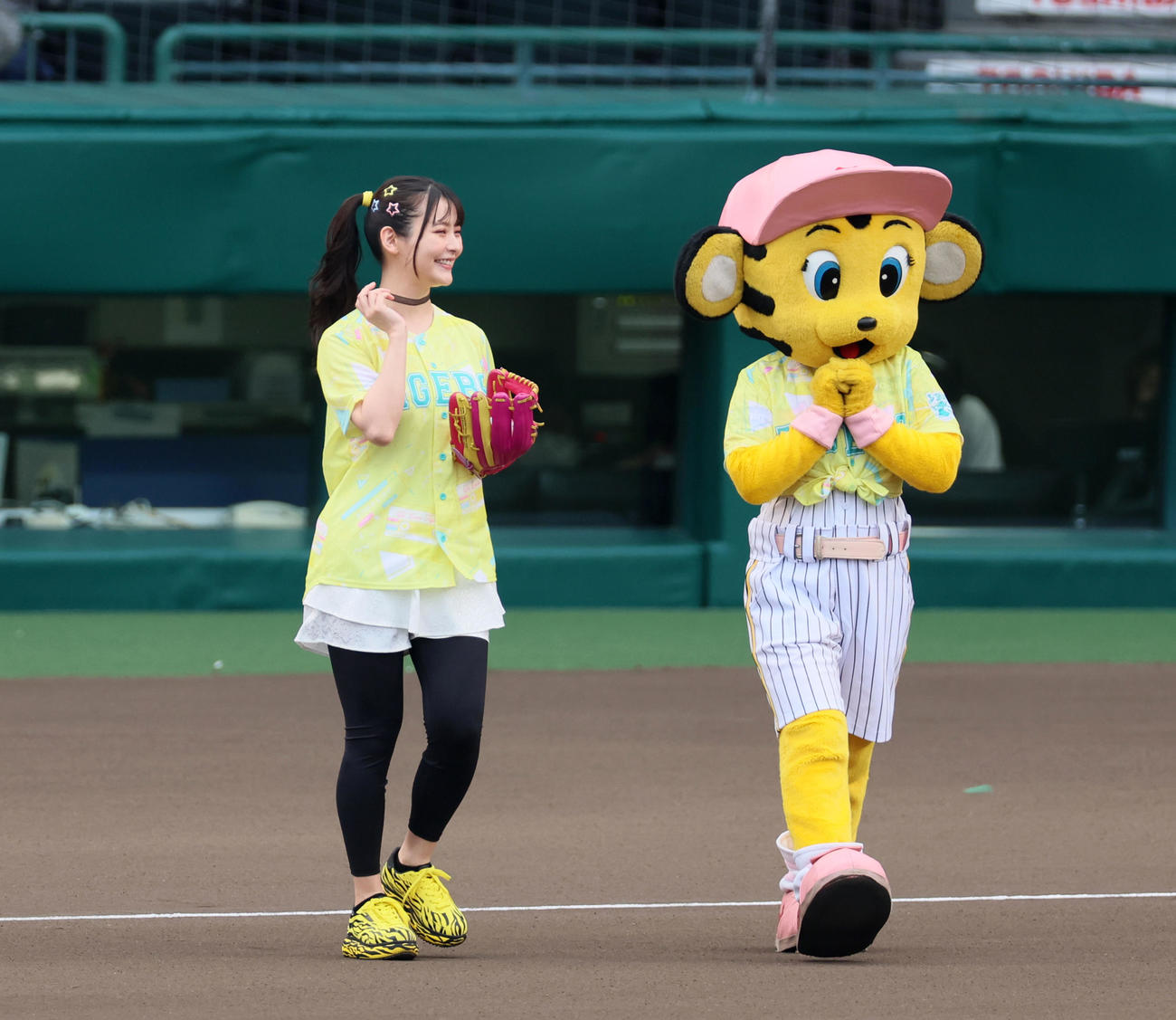 阪神対DeNA　ファーストピッチを行った「うる星やつら」ラム役の声優上坂すみれ（撮影・加藤哉）