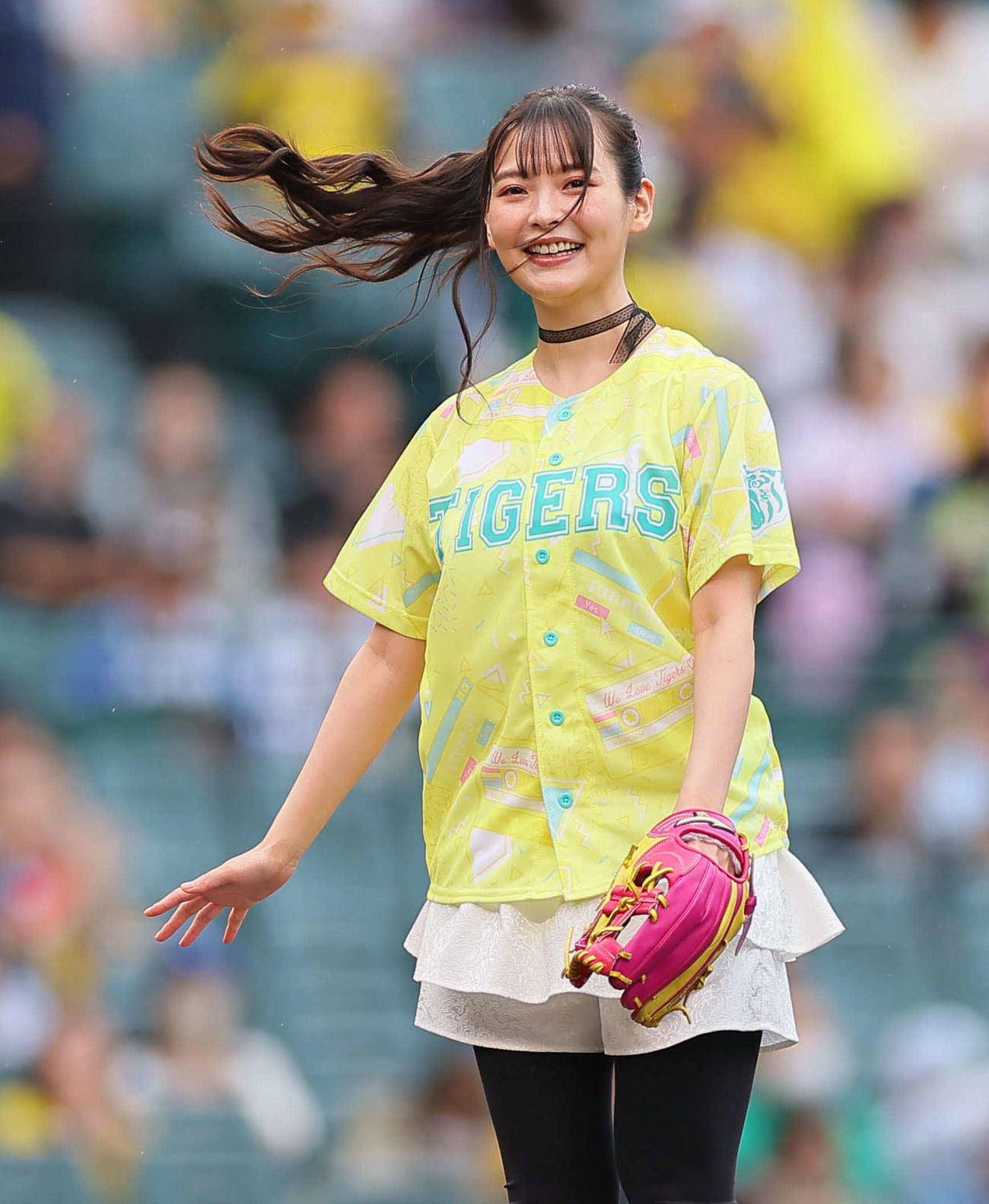 阪神対DeNA　ファーストピッチセレモニーを終え笑顔を見せる声優の上坂すみれ（撮影・上田博志）