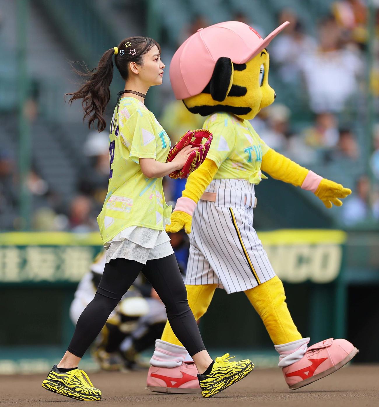 阪神対DeNA　ファーストピッチセレモニーで登場した声優の上坂すみれは甲子園球場のマウンドへ向かう（撮影・上田博志）