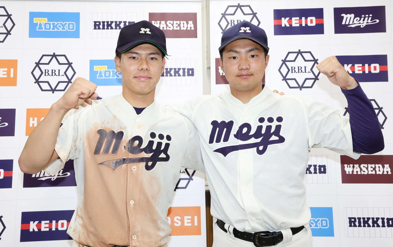 明大対早大　早大に勝利し、肩を組み笑顔でガッツポーズする明大・今井（左）と村田（撮影・宮地輝）