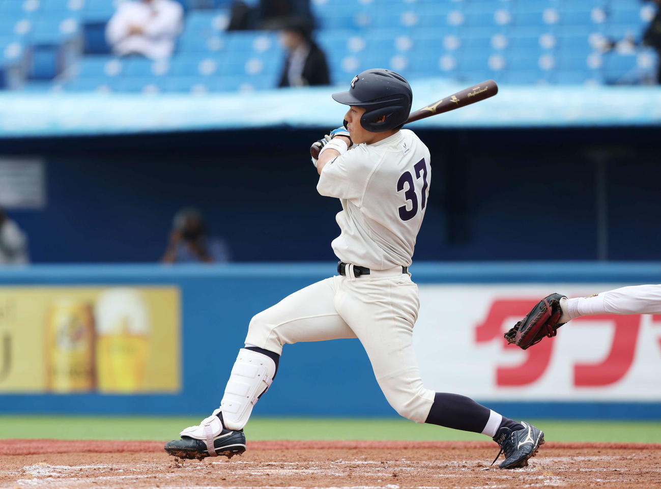 明大対早大　3回表明大1死満塁、勝ち越しの2点適時右二塁打を放つ今井（撮影・宮地輝）