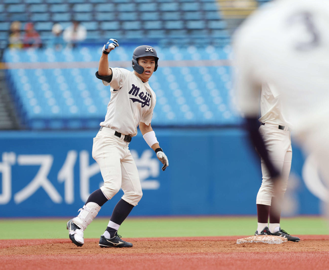 明大対早大　3回表明大1死満塁、勝ち越しの2点適時右二塁打を放ち、ガッツポーズする今井（撮影・宮地輝）
