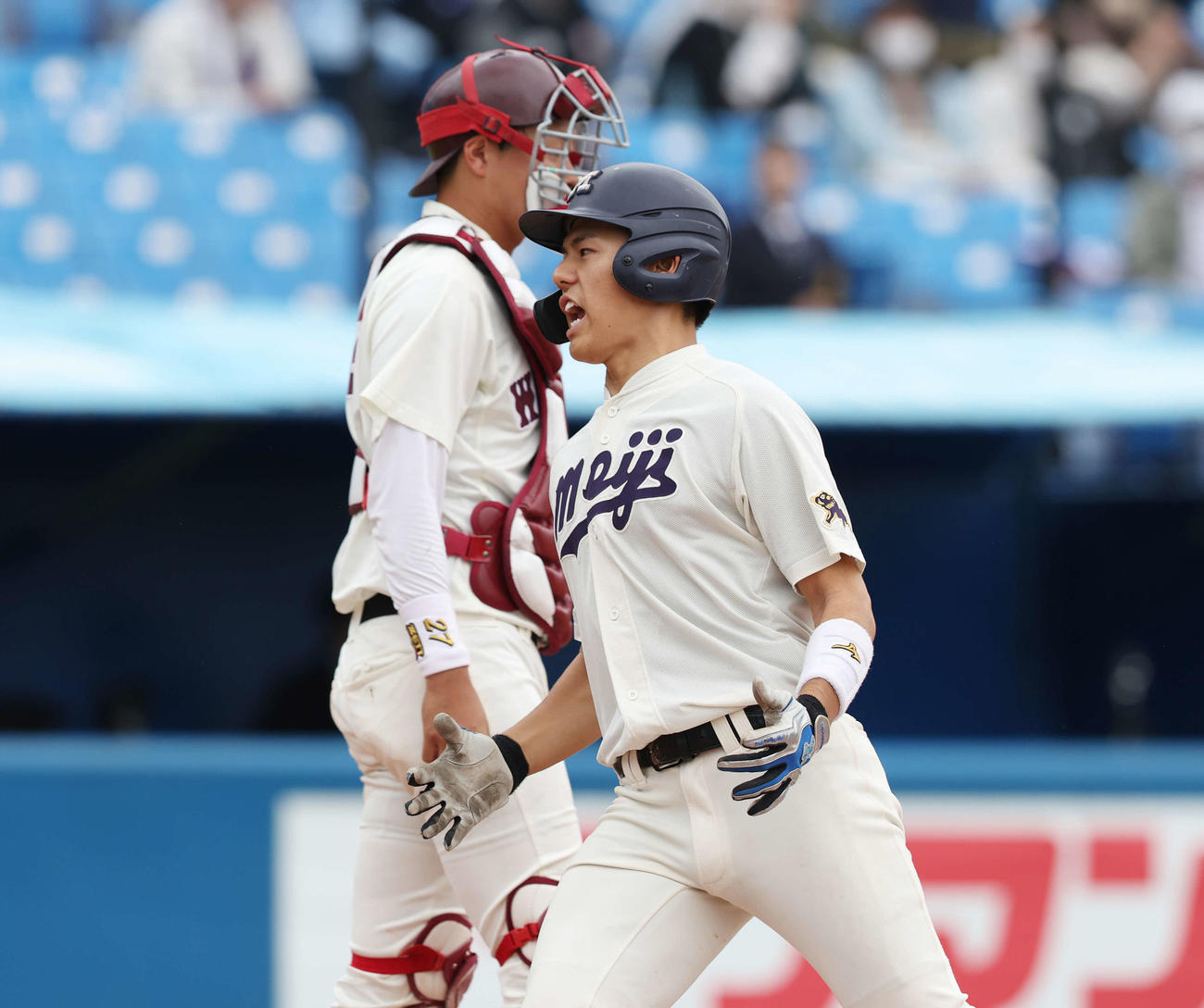 明大対早大　6回表明大2死、右越えソロ本塁打を放ち、喜ぶ今井（撮影・宮地輝）