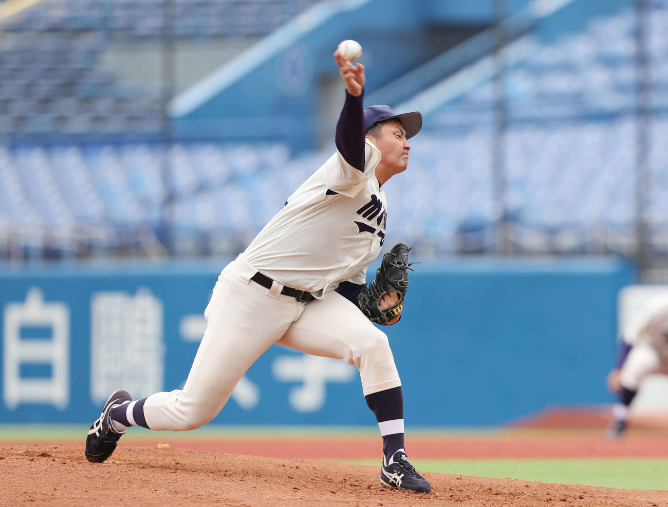 明大対早大　力投する明大先発の村田（撮影・宮地輝）