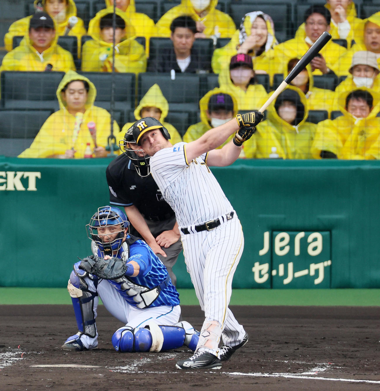 阪神対DeNA 3回裏阪神無死満塁、ノイジーは中飛を打ち上げ三塁走者大竹が生還し犠飛となる（撮影・加藤哉）