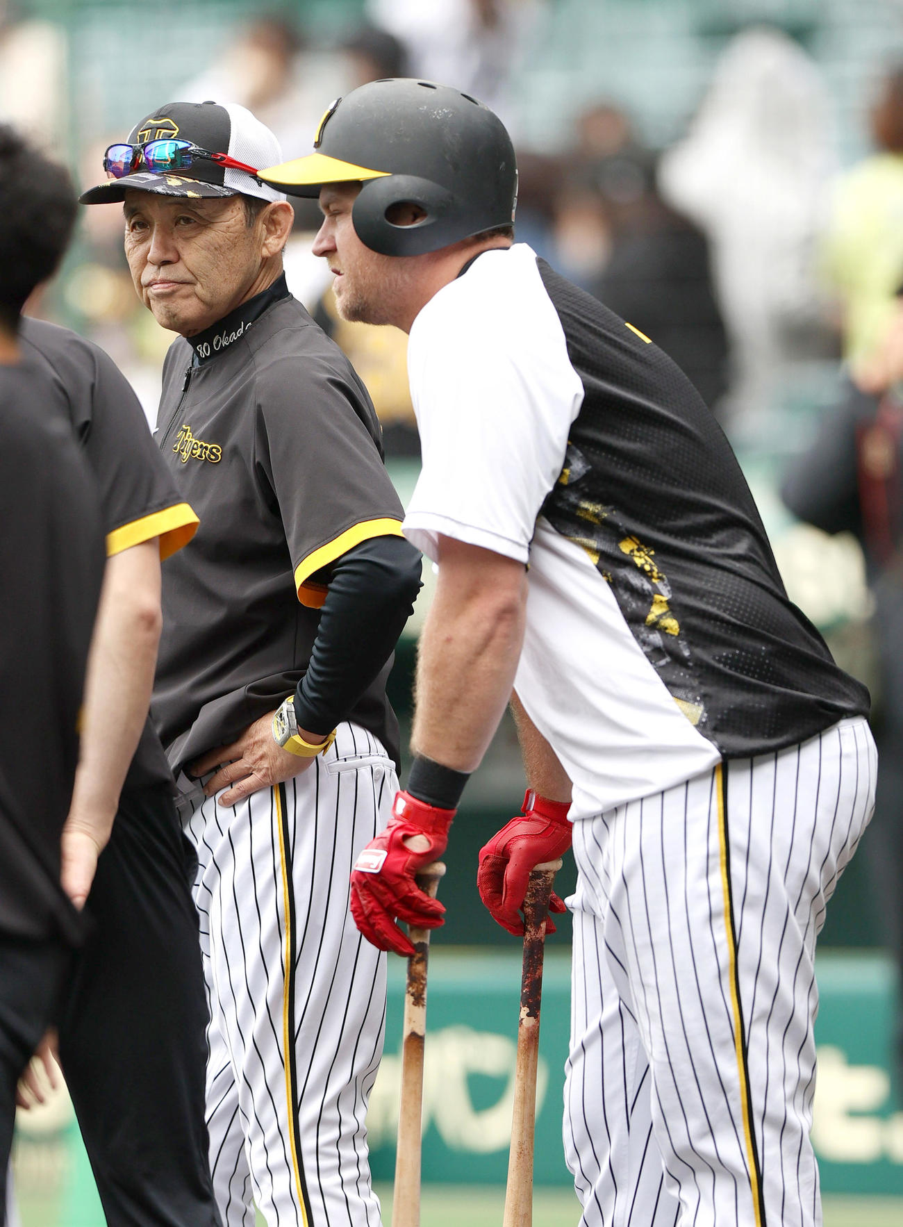 阪神対DeNA　試合前練習で阪神ノイジー（右）と話す岡田監督（撮影・上山淳一）