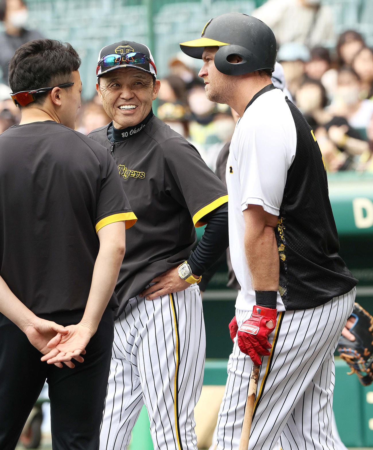 阪神対DeNA　試合前練習で阪神岡田監督（中央）はノイジー（右）と話す（撮影・上山淳一）