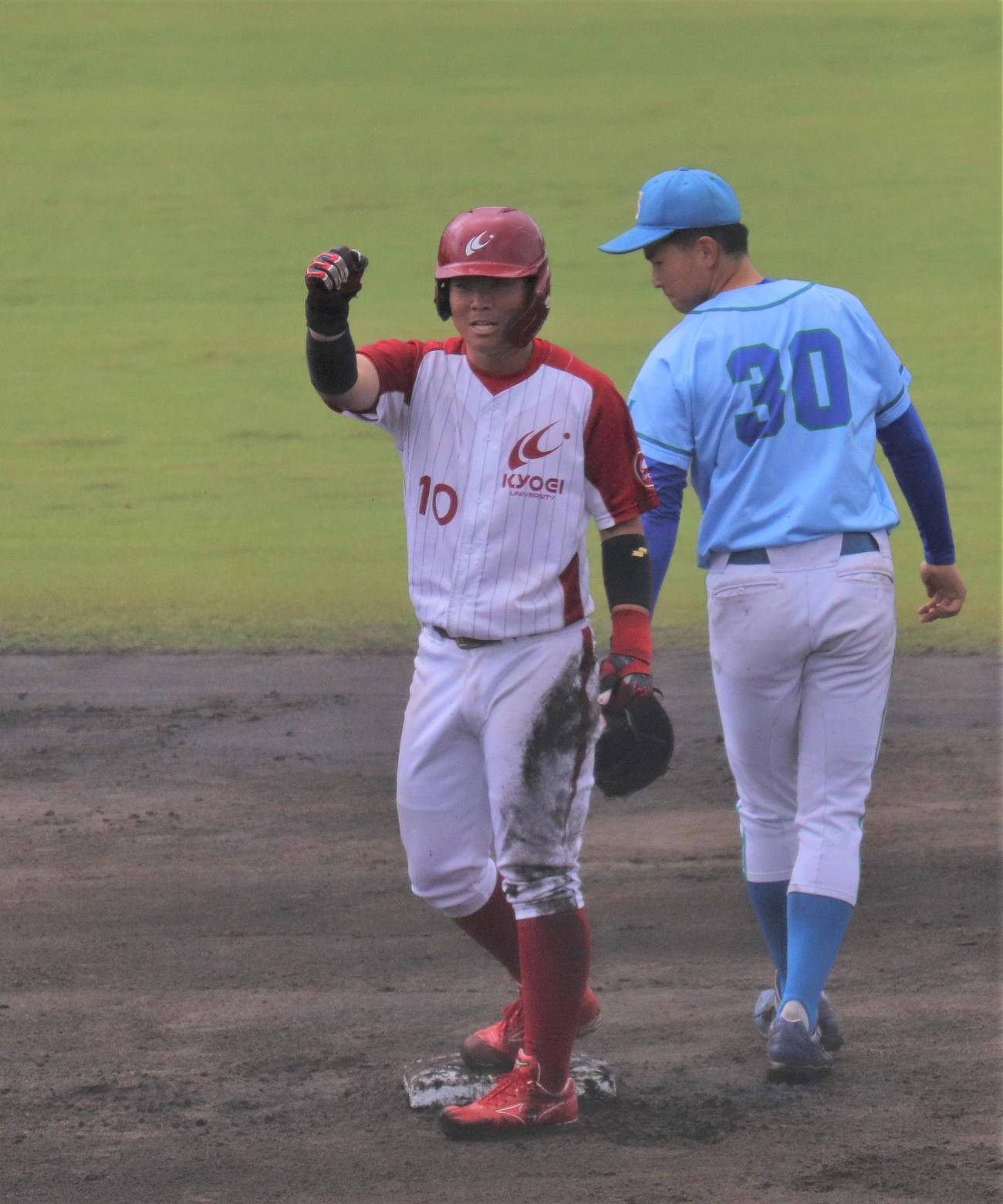 共栄大対駿河台大　8回裏共栄大1死二塁　右中間適時打を放った久保田（撮影・星夏穂）