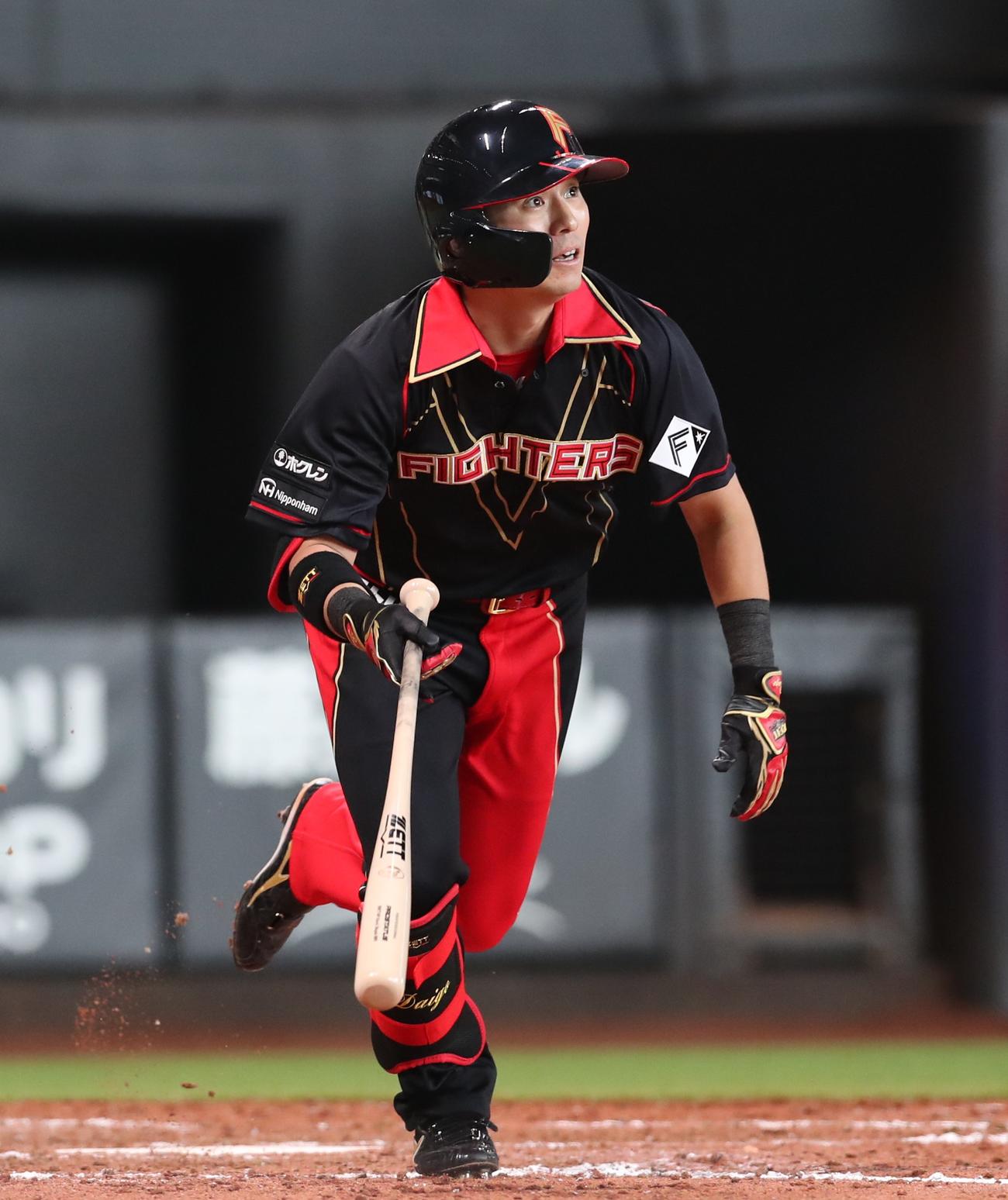 日本ハム対ロッテ　3回裏日本ハム2死一、二塁、右前適時打を放つ上川畑（撮影・黒川智章）