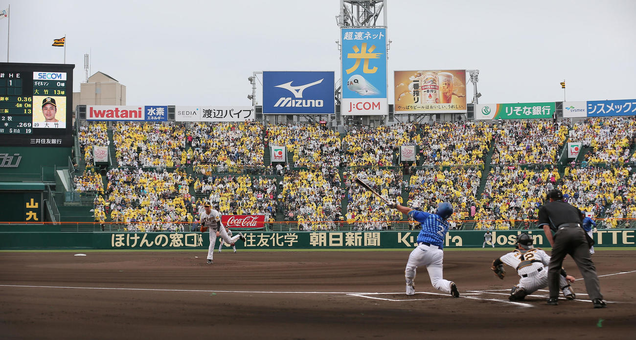 阪神対DeNA 1回表DeNA2死一塁、大竹は牧を空振り三振に仕留める（撮影・上山淳一）