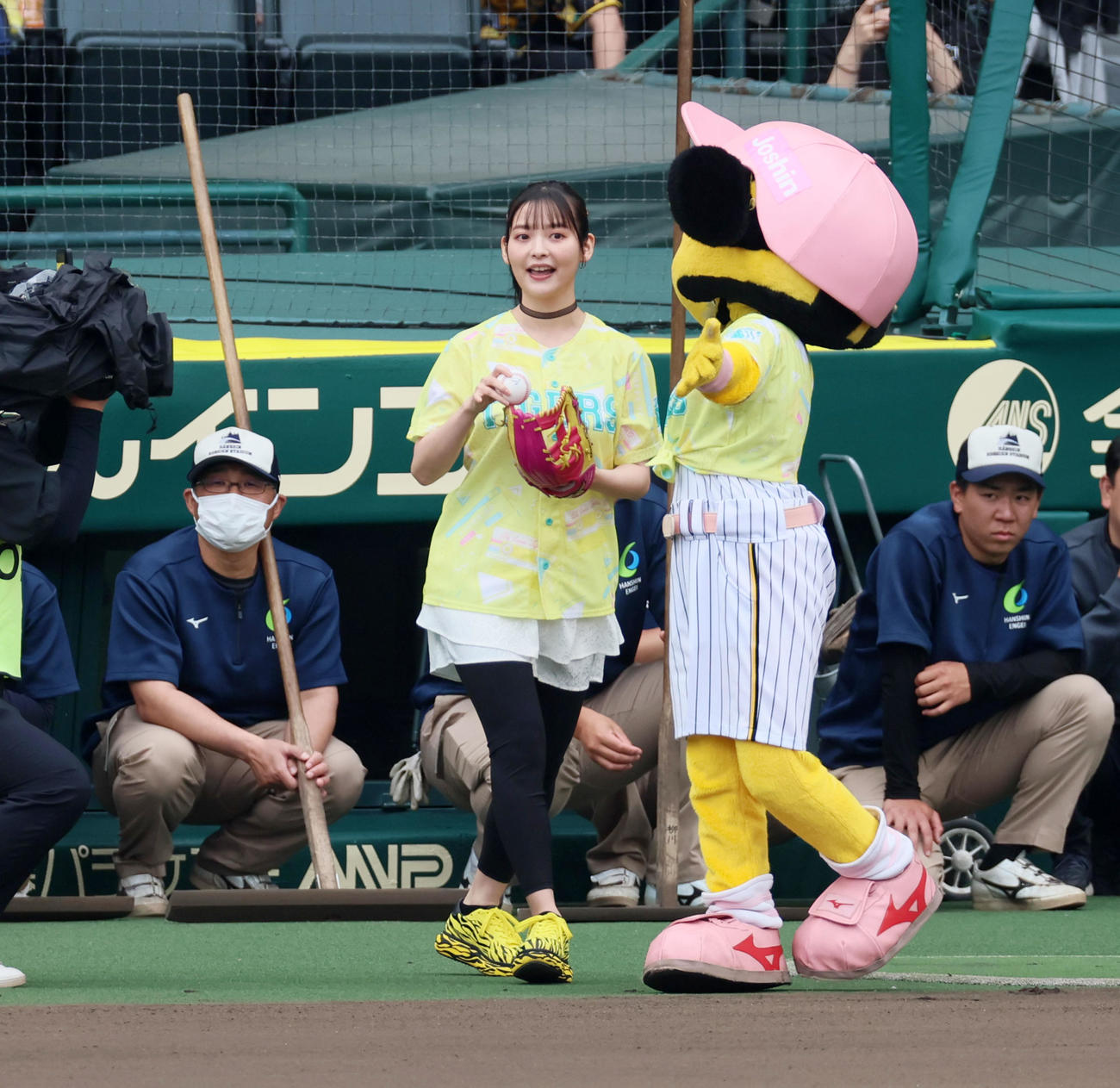 阪神対DeNA　ファーストピッチを行った「うる星やつら」ラム役の声優、上坂すみれ（撮影・加藤哉）