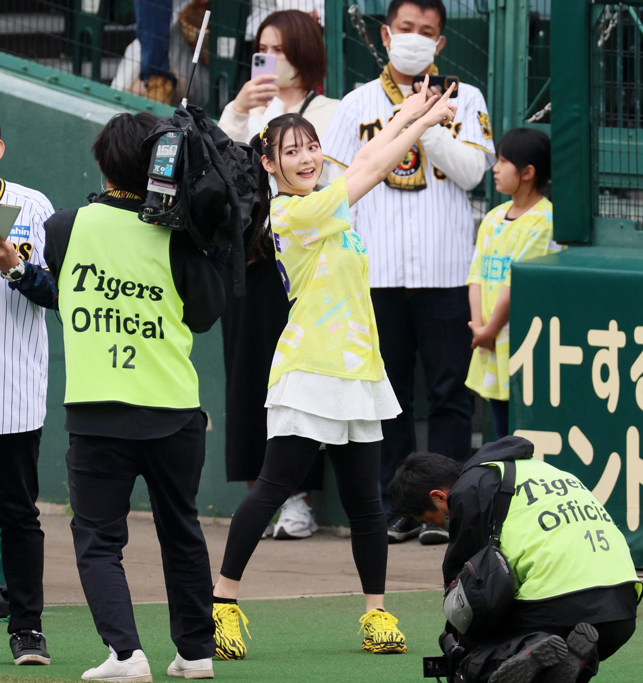 阪神対DeNA Toracoダンスを踊る「うる星やつら」ラム役の声優上坂すみれ（撮影・加藤哉）