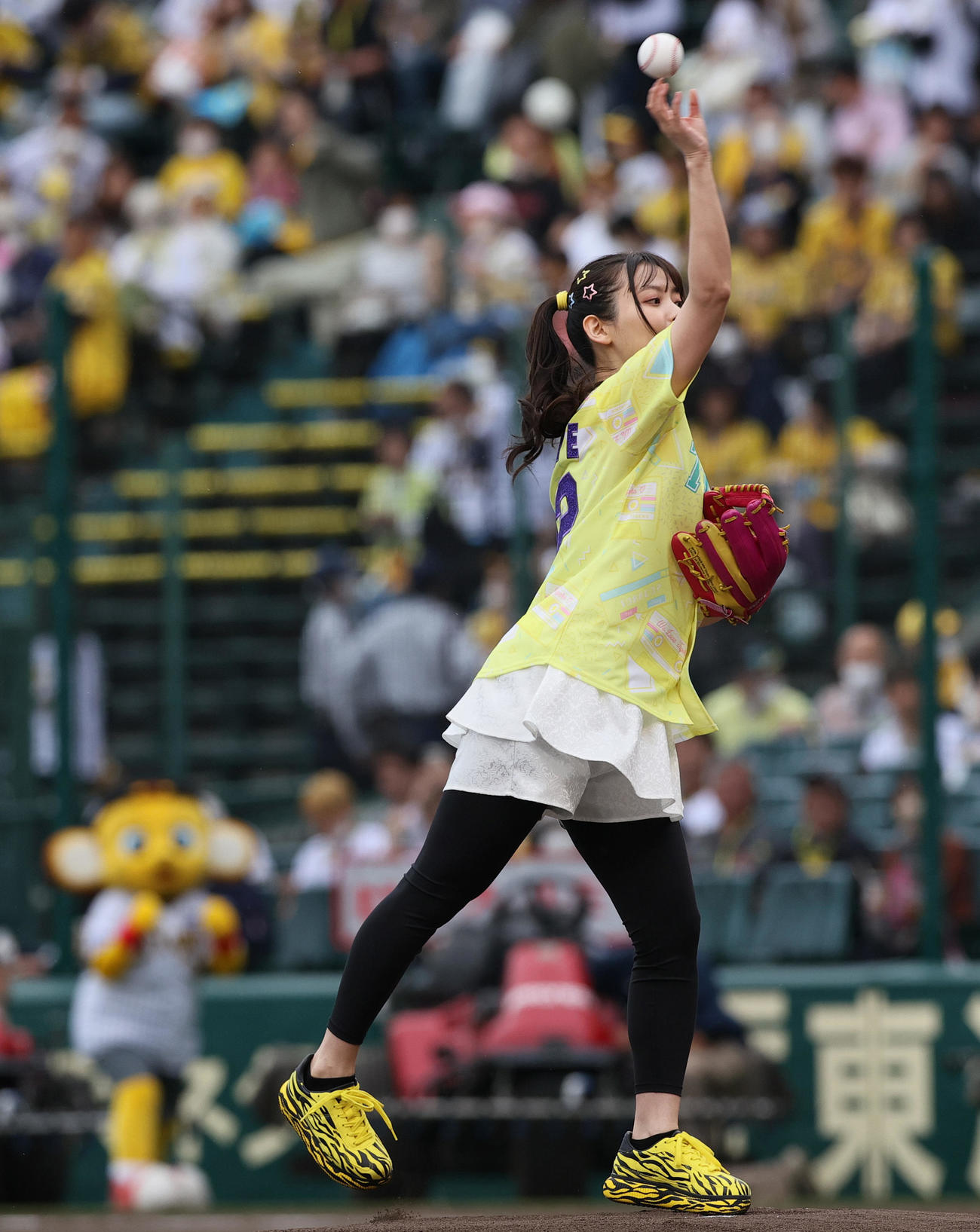 阪神対DeNA　試合前、ファーストピッチセレモニーに臨む声優の上坂すみれ（撮影・上山淳一）