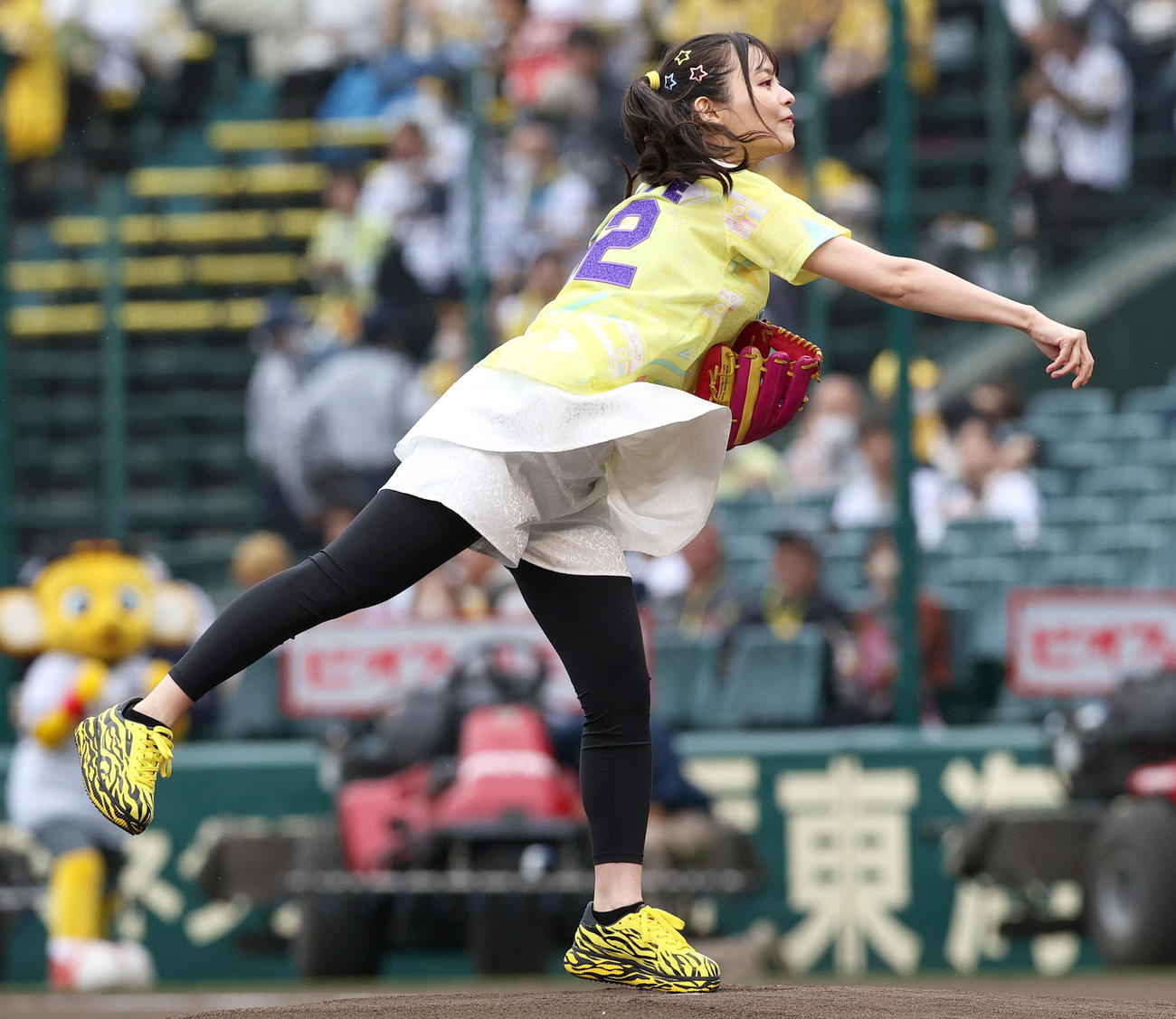 阪神対DeNA　試合前、ファーストピッチセレモニーに臨む声優の上坂すみれ（撮影・上山淳一）