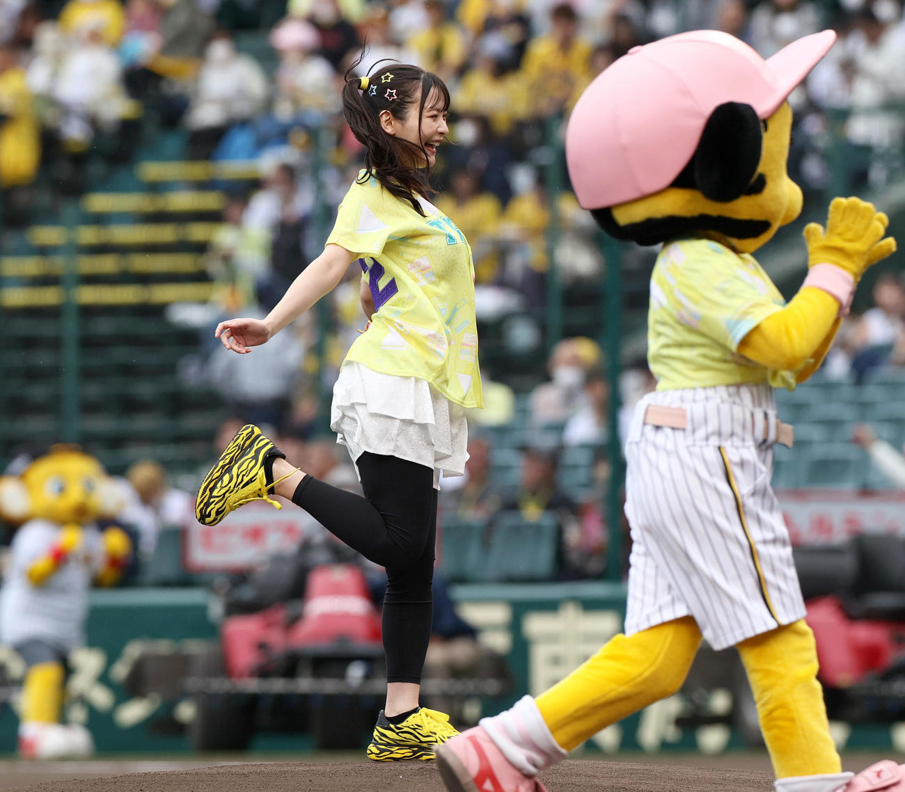 阪神対DeNA　試合前、ファーストピッチセレモニーに臨む声優の上坂すみれ（撮影・上山淳一）