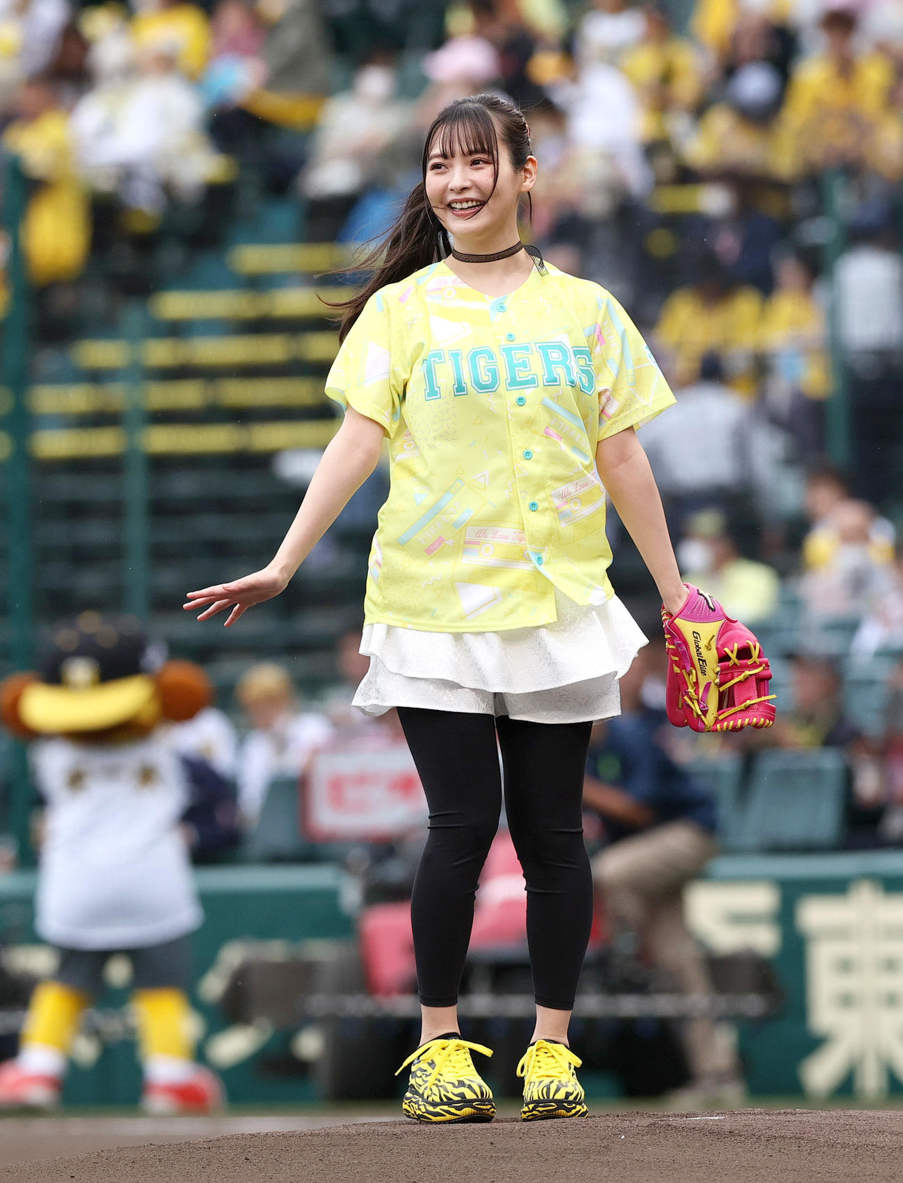 阪神対DeNA　試合前、ファーストピッチセレモニーに臨む声優の上坂すみれ（撮影・上山淳一）
