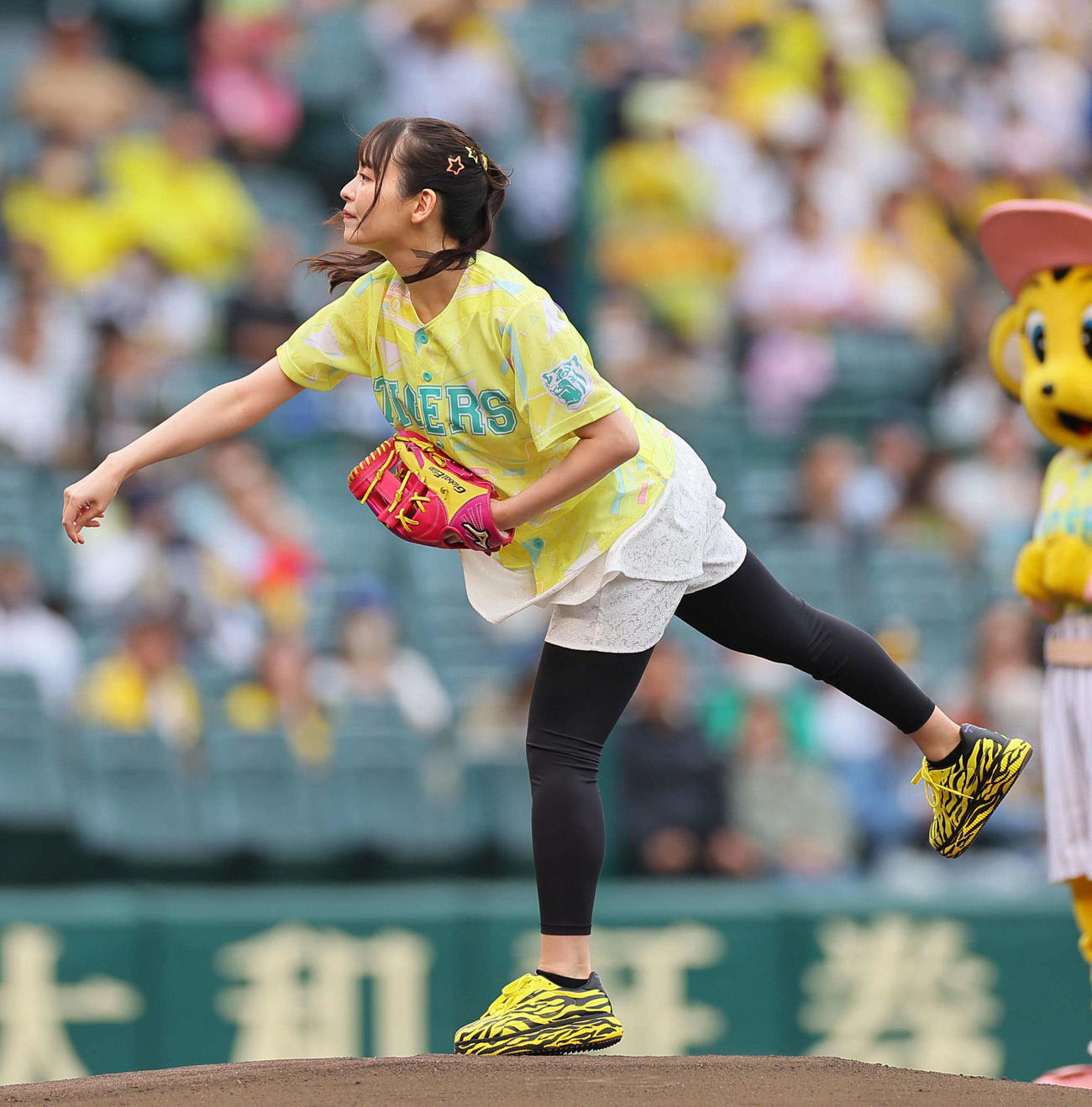 阪神対DeNA　ファーストピッチセレモニーで投球する声優の上坂すみれ（撮影・上田博志）